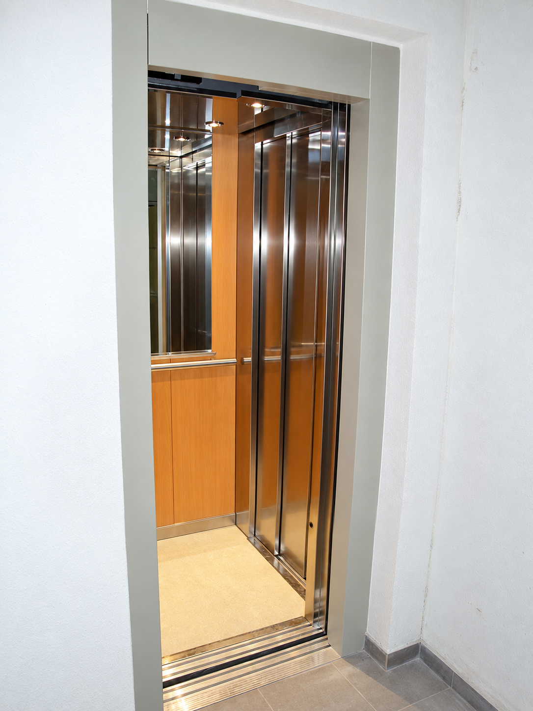 Limpieza de ascensores en Barcelona: puertas de acero inoxidable brillantes